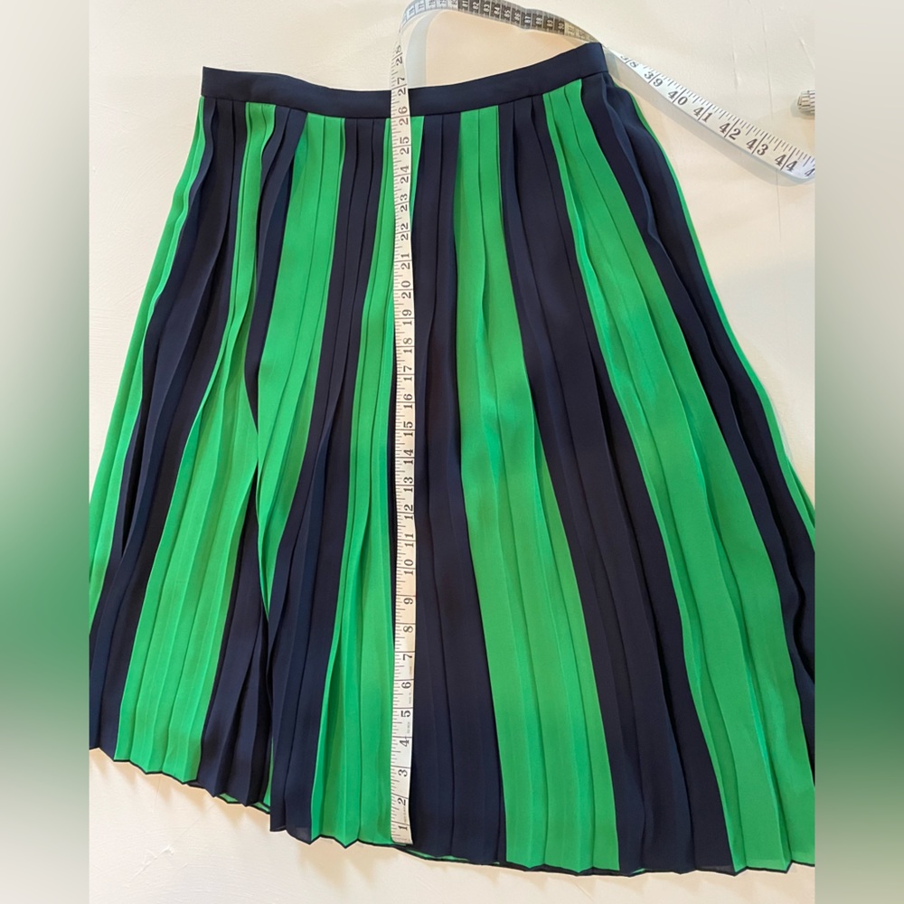 Like new! J. Crew navy blue & Kelly green pleated midi skirt. Size 8p